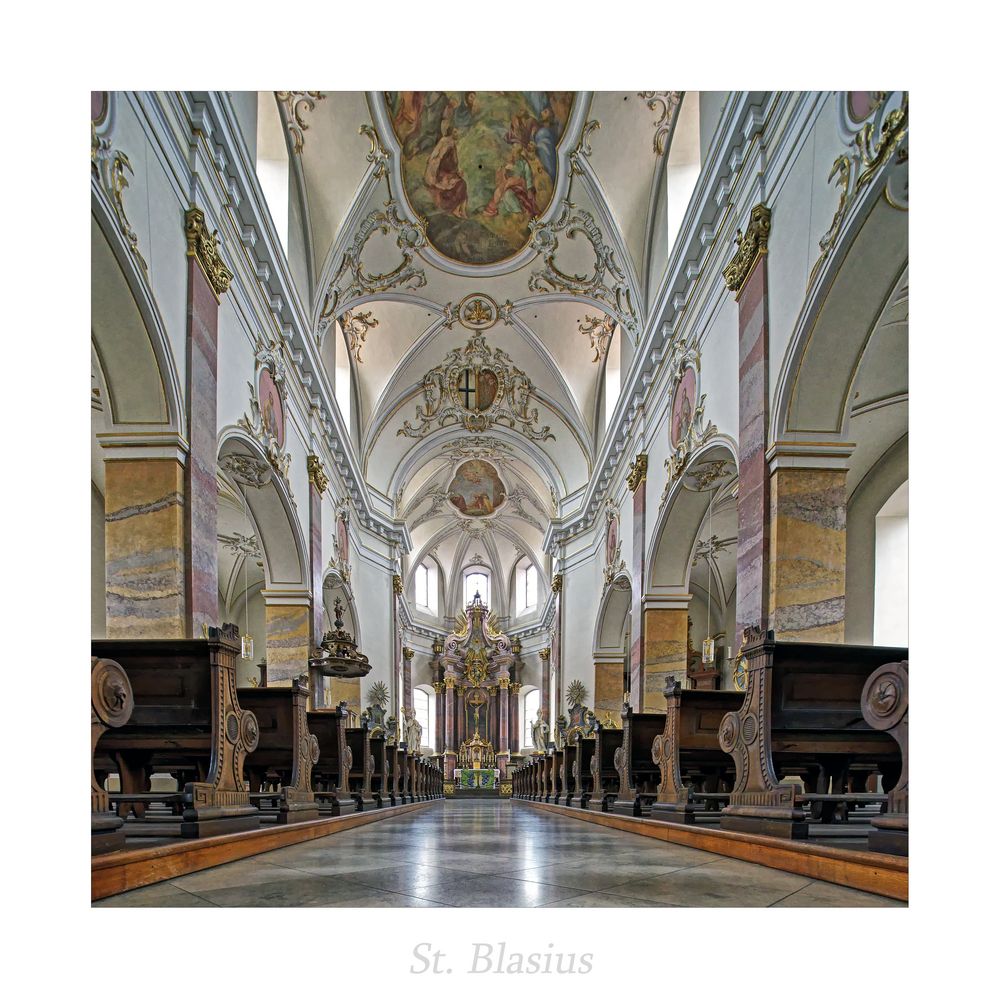 Stadtpfarrkirche St. Blasius (Fulda) " Blick zum Chor aus meiner Sicht.."