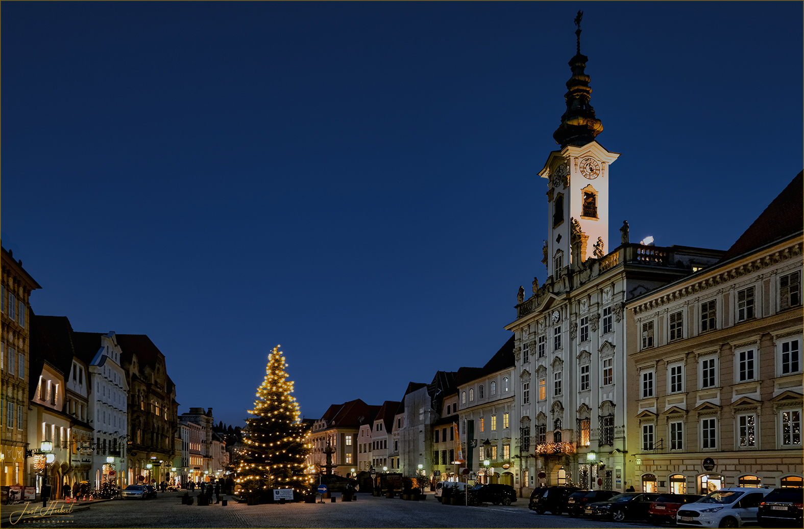 Stadtplatz zur blauen Stunde