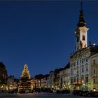 Stadtplatz zur blauen Stunde