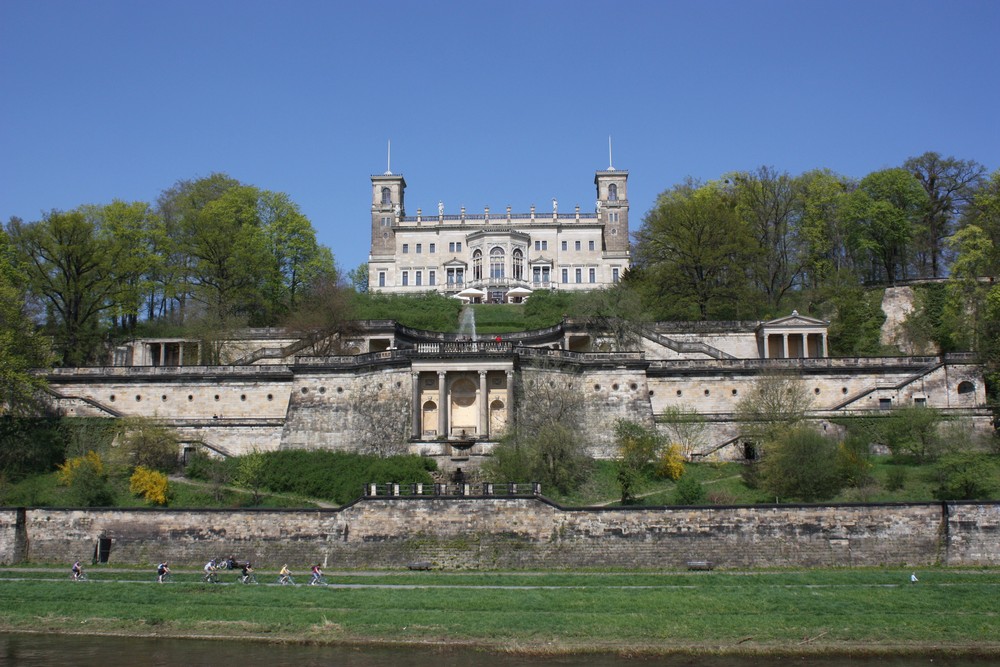 Stadtschloss mit Springbrunnen