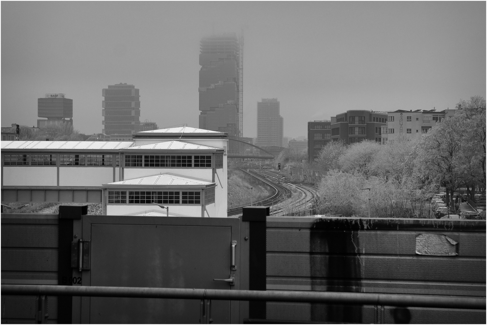 Stadtsilhouette bei Nebel und Rauhreif