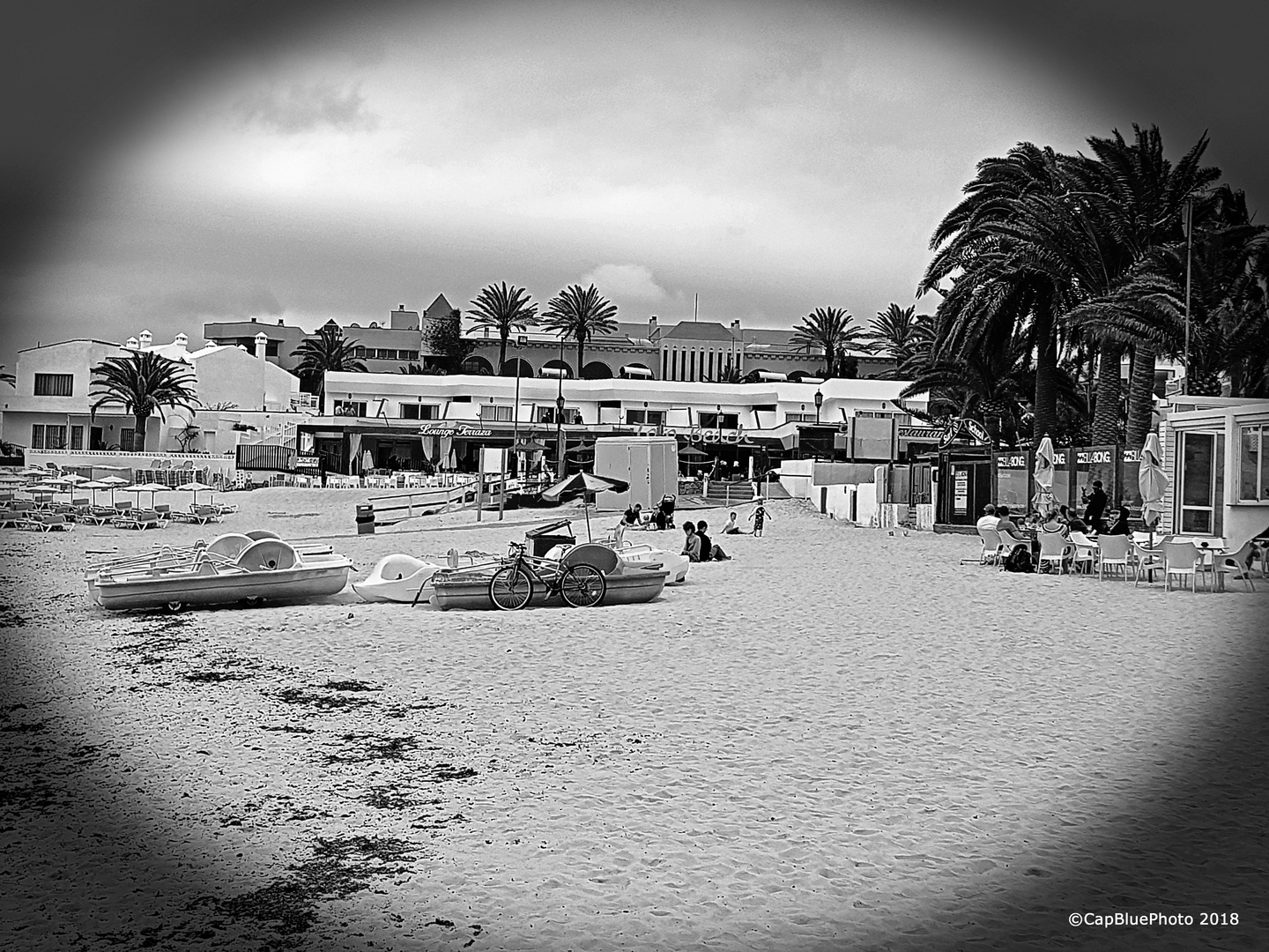 Stadtstrand Corralejo in Schwarzweiß