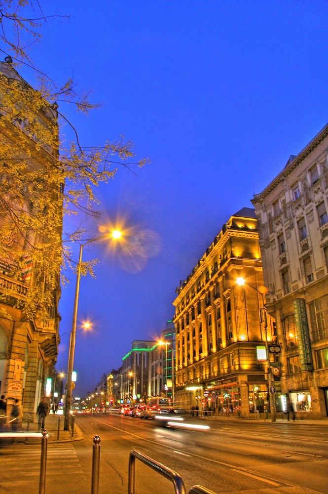 Stadtstraße Budapest bei Nacht