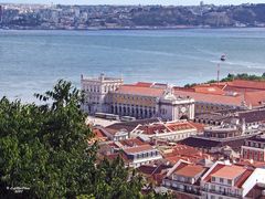 Stadtteil Almada im Hintergrund davor Praca do Comercio!