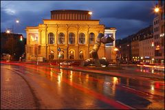 Stadttheater bei Nacht