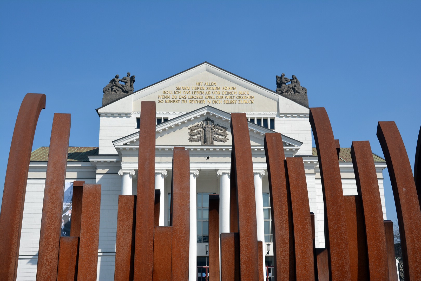 Stadttheater Duisburg und Skulptur "5 Bögen"