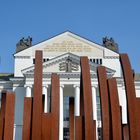 Stadttheater Duisburg und Skulptur "5 Bögen"