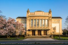 Stadttheater im Frühling