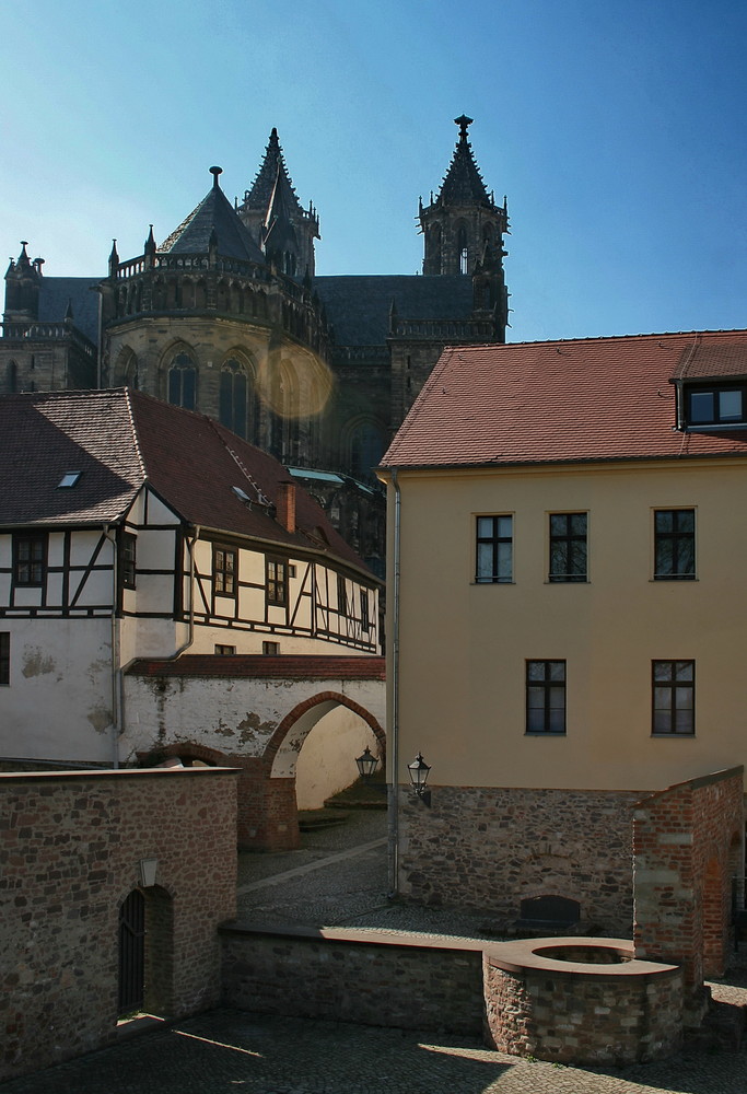 Stadttor am Möllenvogteigarten mit Blick in Richtung Magdeburger Dom