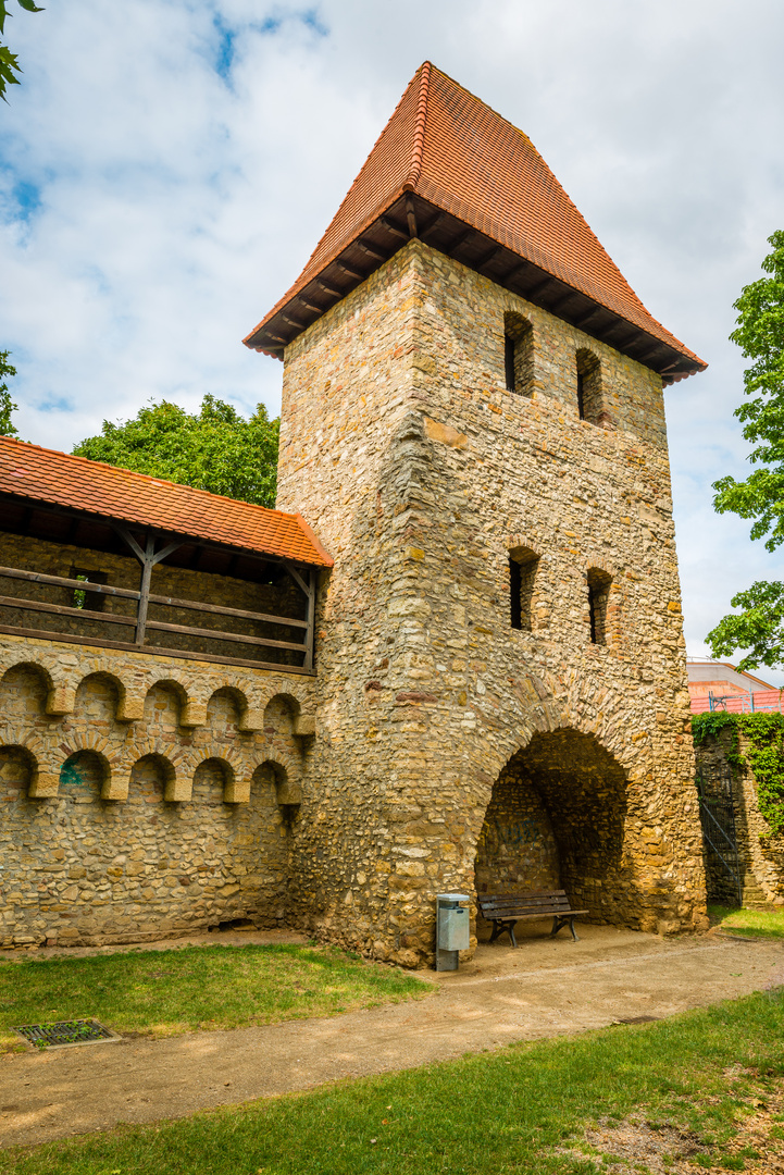 Stadttor mit Turm in Alzey, der Nibelungenstadt in Rheinhessen, Teil der Stadtbefestigung,