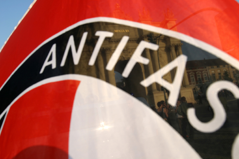 Stadttor Potsdam hinter Antifa Fahne