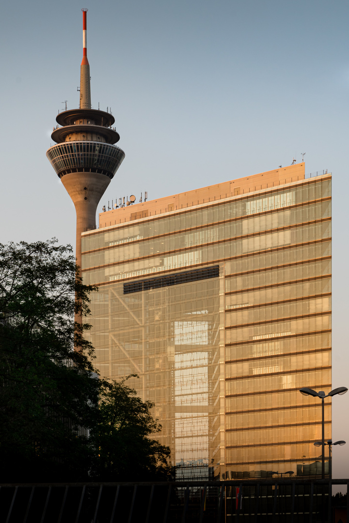 Stadttor und Rheinturm