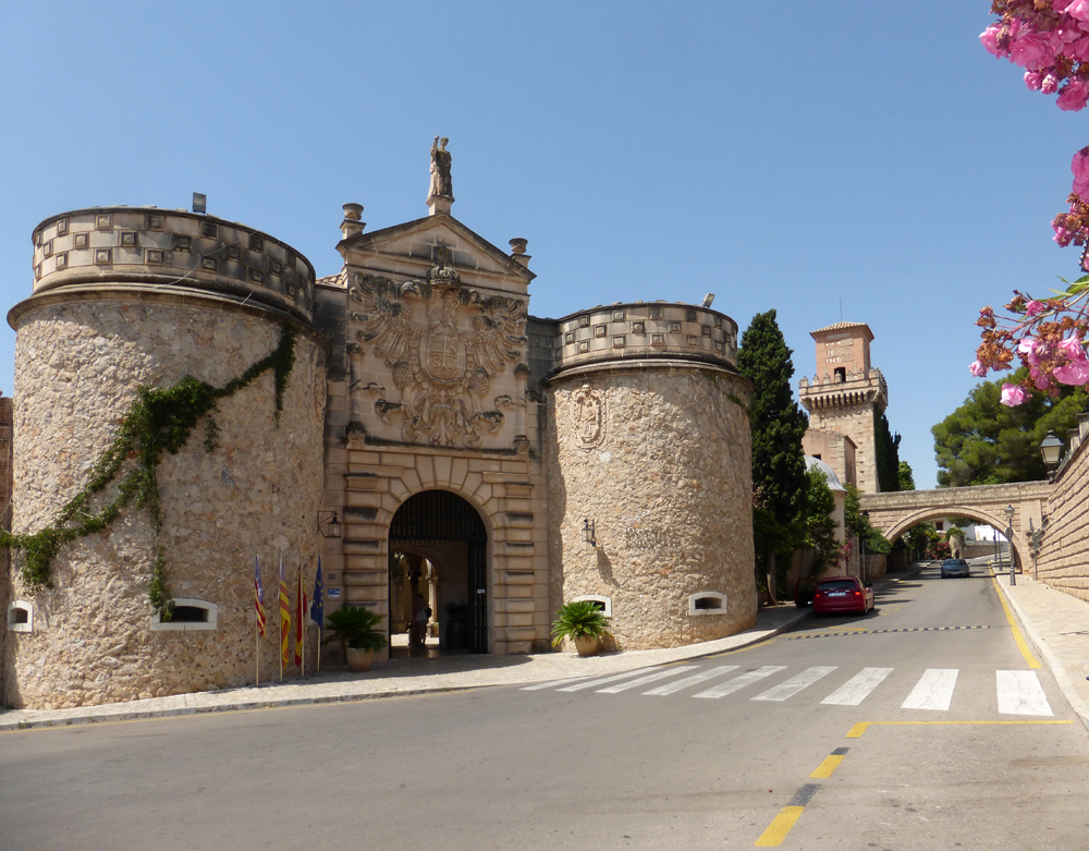 Stadttor zum Nuevo Pueblo Espanol