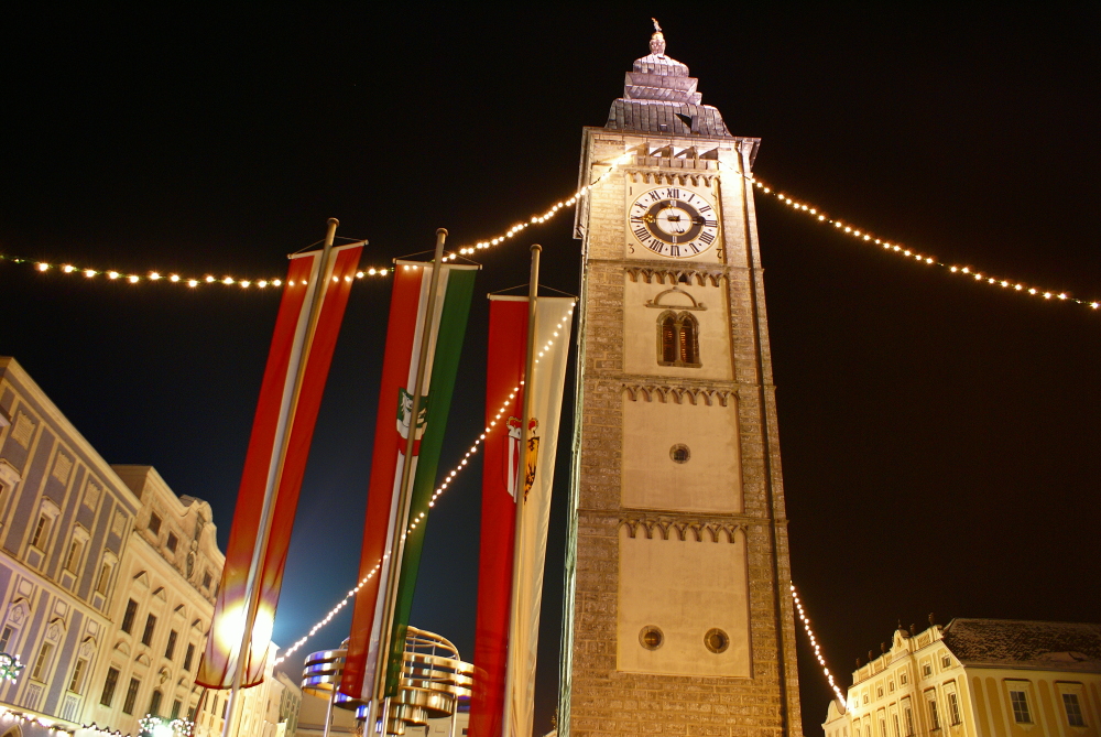 Stadtturm in Enns mit Weihnachtsbeleuchtung