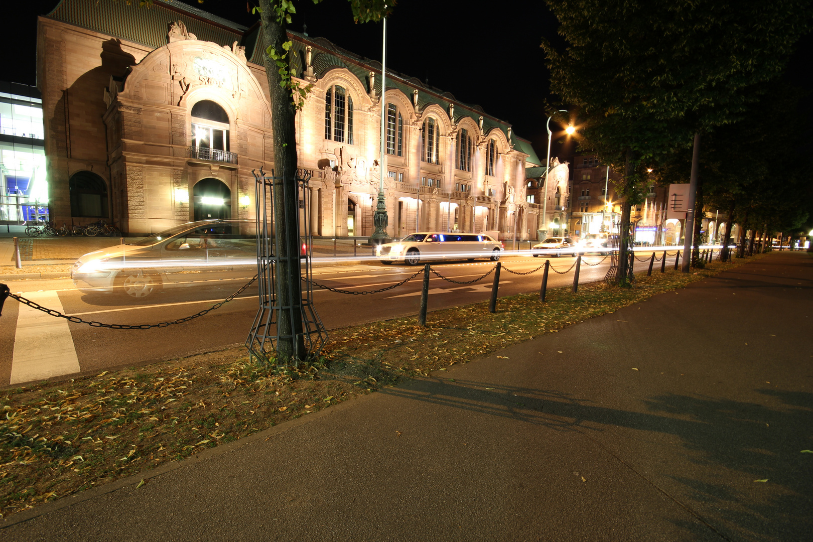 Stadtverkehr bei Nacht