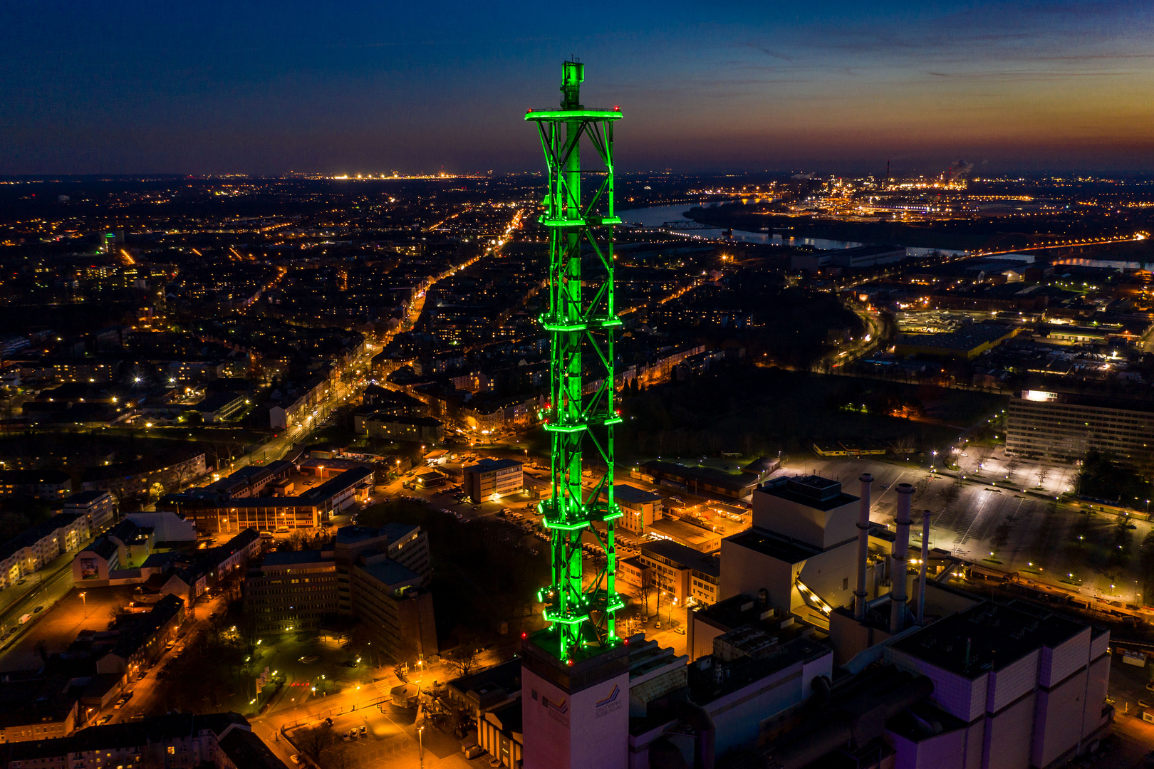 Stadtwerke-Turm in Duisburg bei Nacht