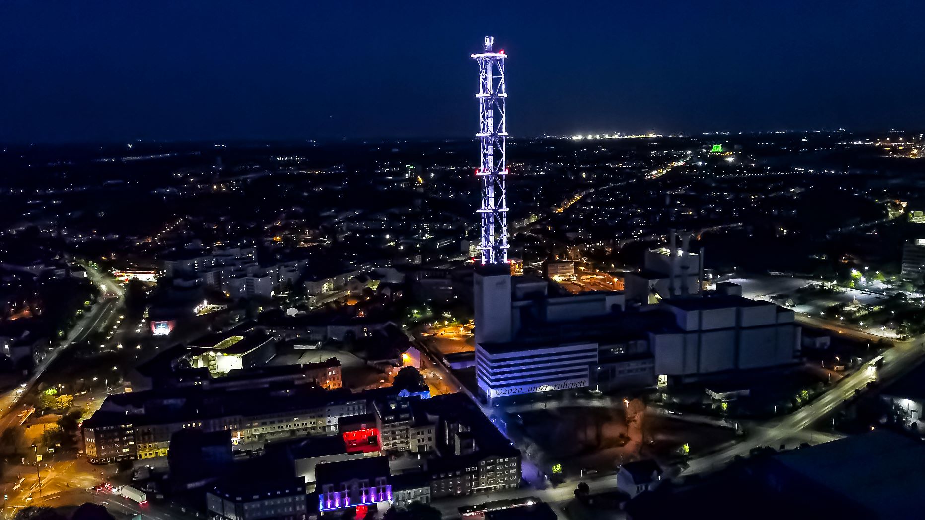 Stadtwerketurm Duisburg nach Sonnenuntergang aus der Luft