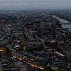 Stadtzentrum Frankfurt im Dämmerlicht vom Maintower (IV)