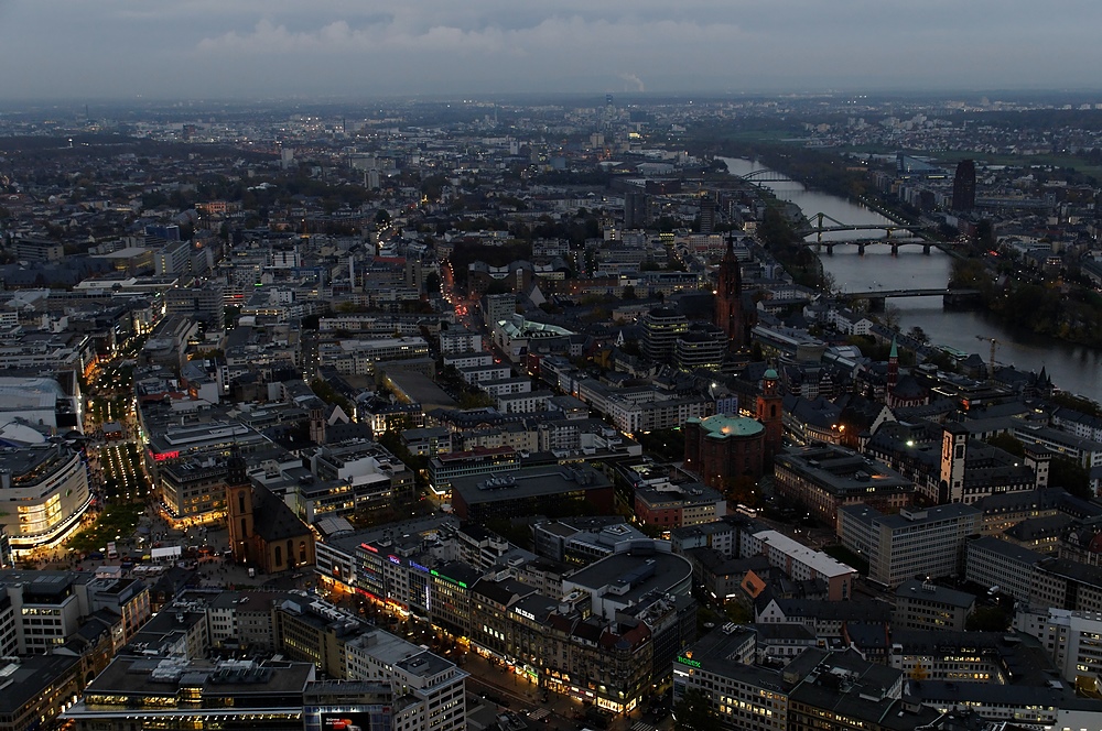 Stadtzentrum Frankfurt im Dämmerlicht vom Maintower (IV)