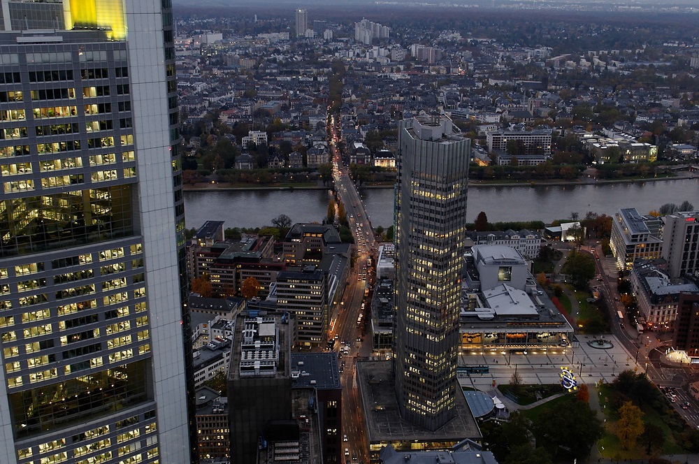 Stadtzentrum Frankfurt im Dämmerlicht vom Maintower (V)