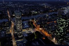 Stadtzentrum Frankfurt im Dämmerlicht vom Maintower (VI)