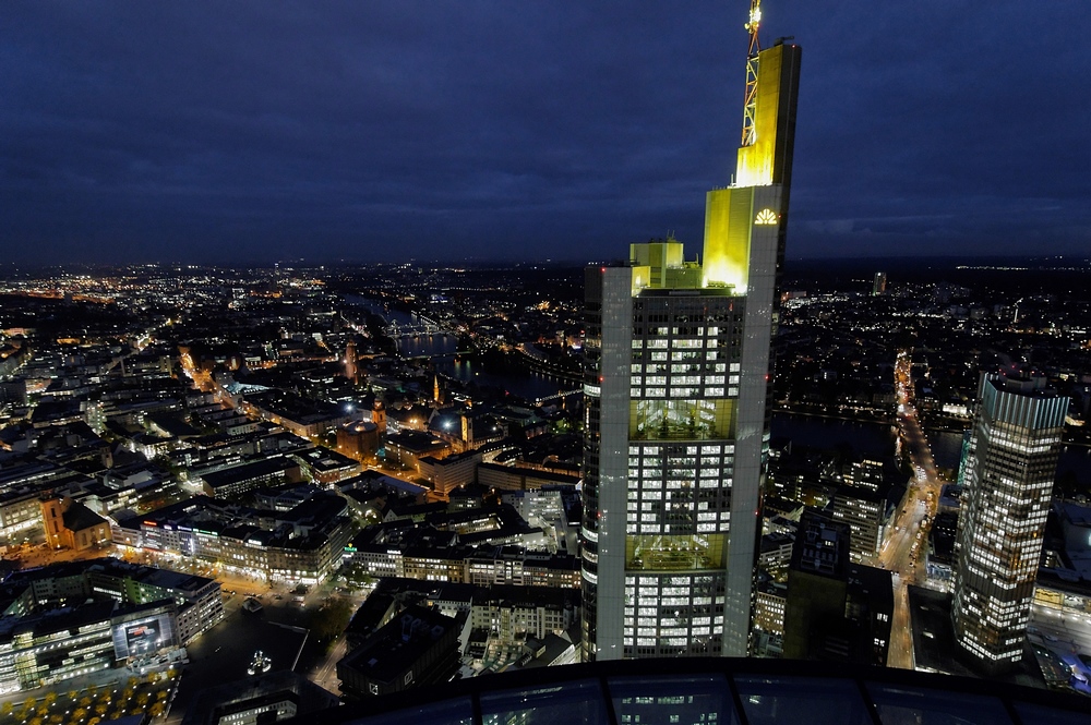 Stadtzentrum Frankfurt im letzten Licht vom Maintower (VII)