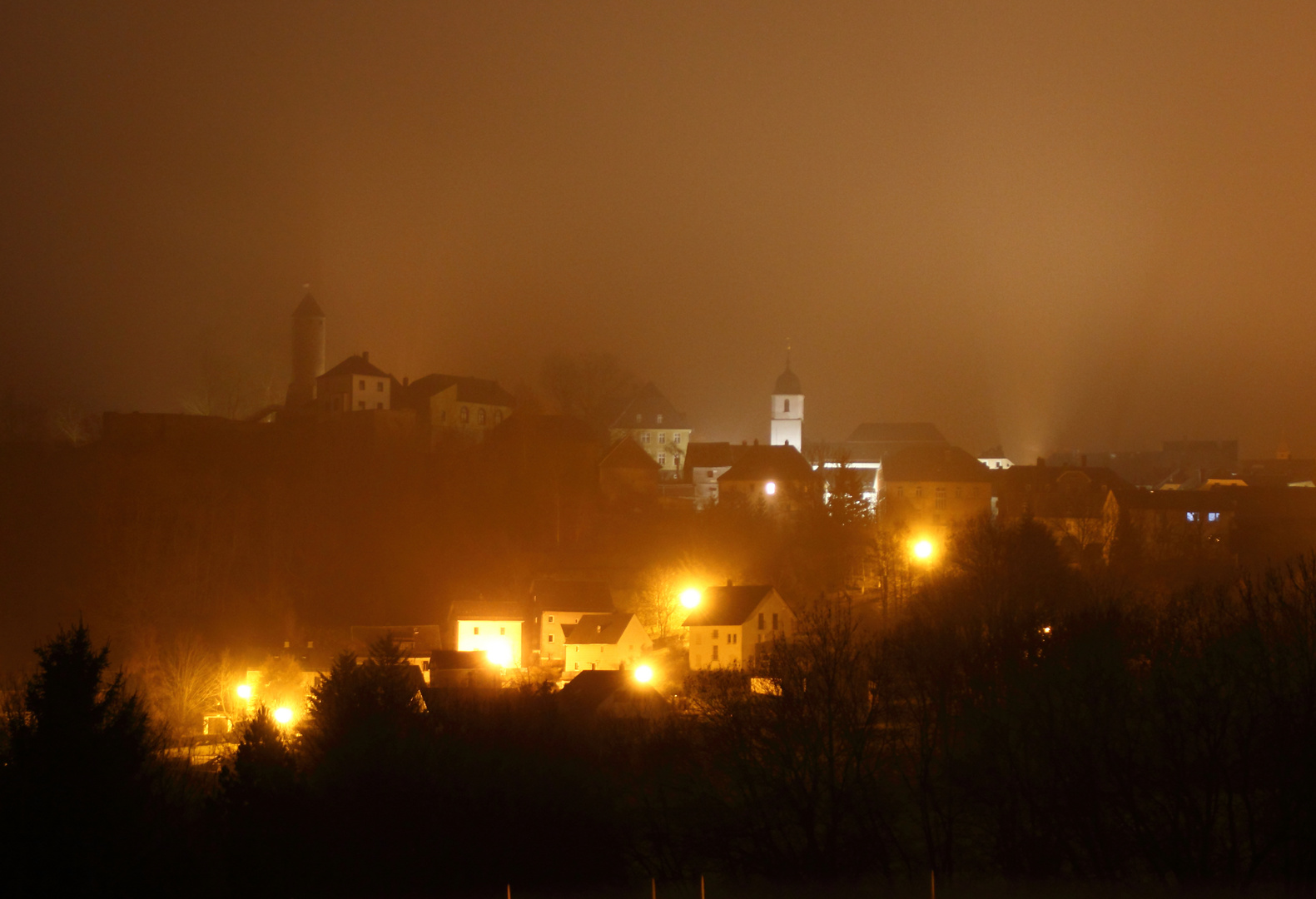 Städtchen im Nebel bei Nacht