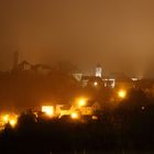 Städtchen im Nebel bei Nacht