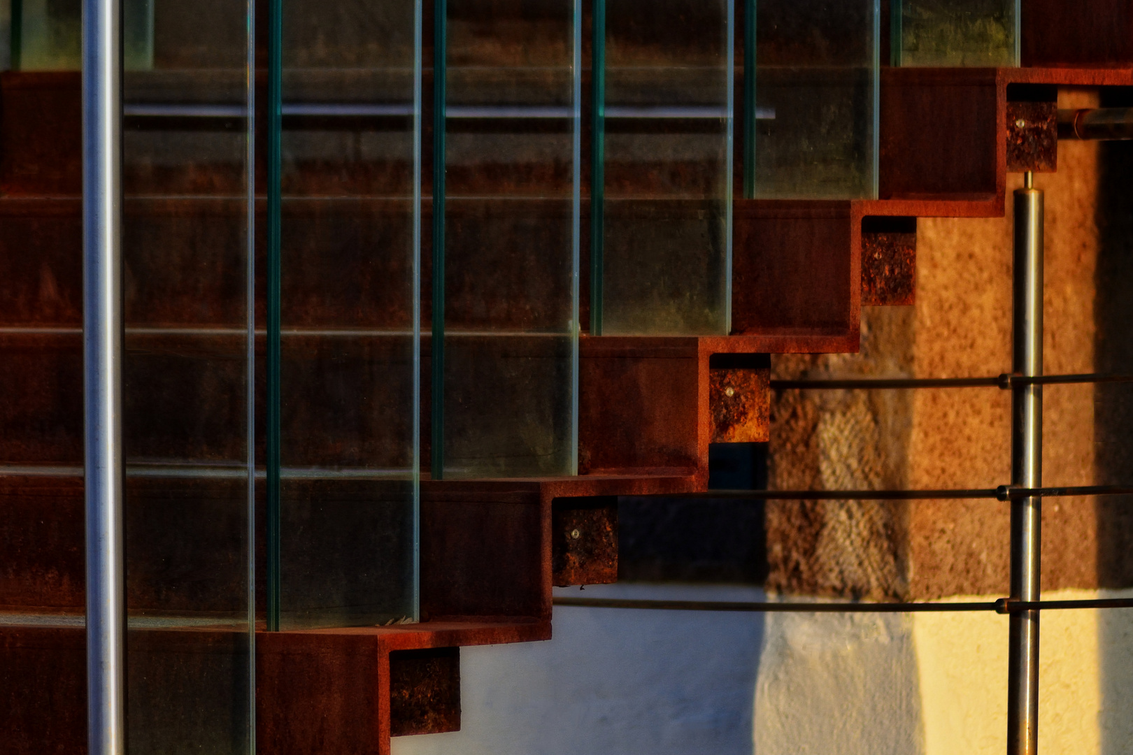 Stählerne Treppe mit Edelstahlhandlauf und Glas