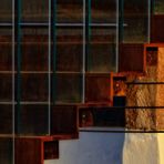 Stählerne Treppe mit Edelstahlhandlauf und Glas