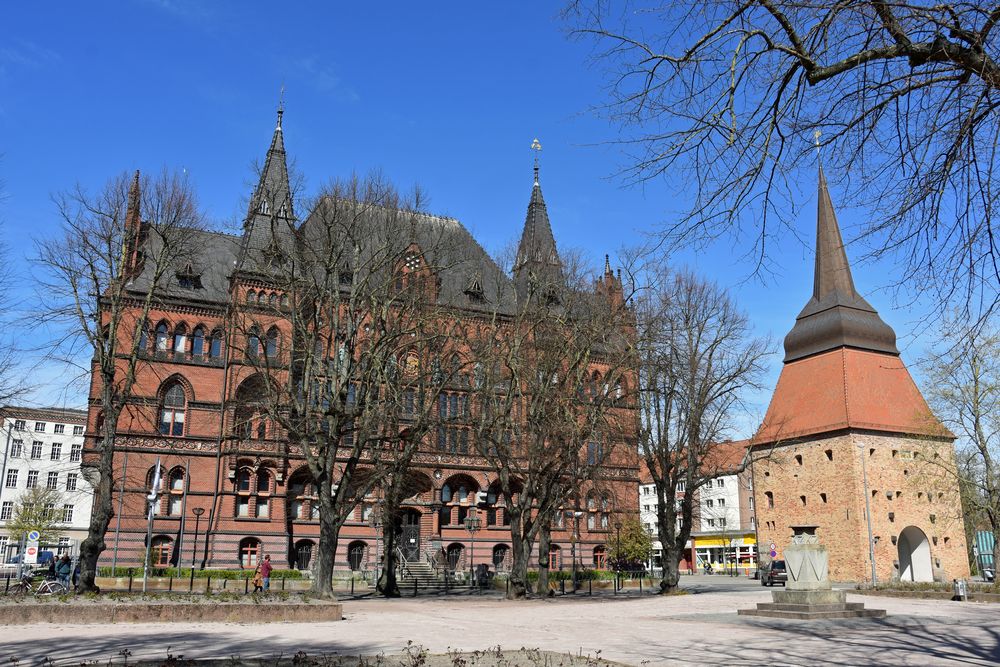 Ständehaus und Steintor in der Rostocker Innenstadt