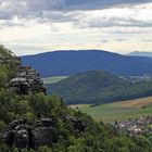 Staffelung der Berge von links nach rechts, wobei...