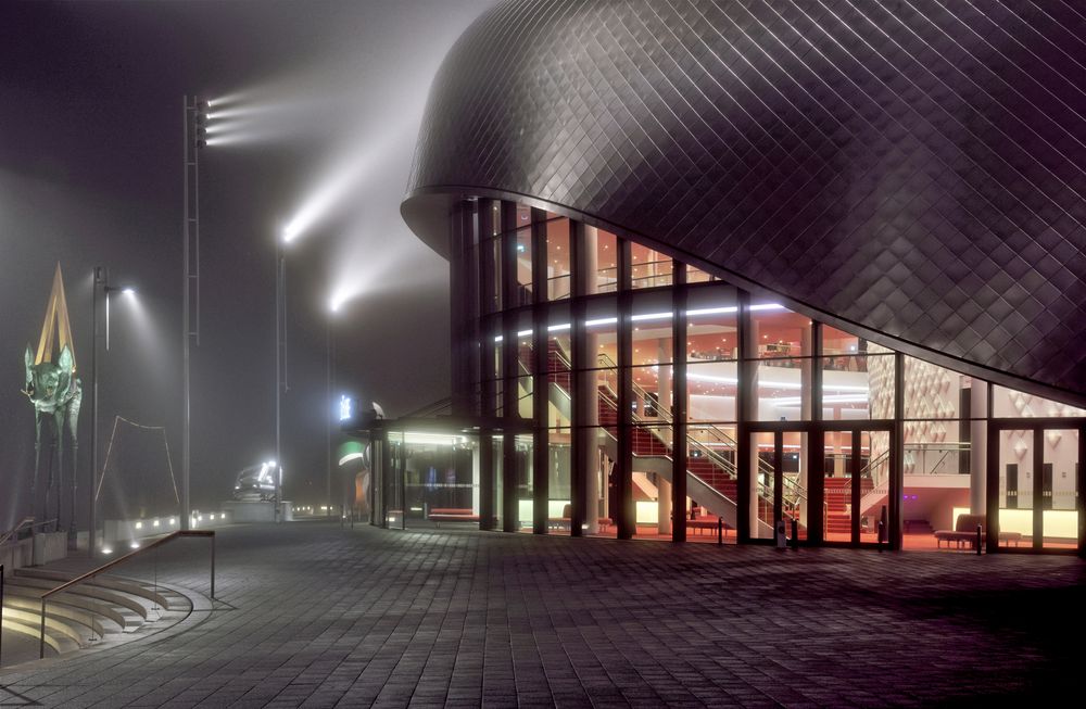 Stage Theater an der Elbe im Hamburger Nebel