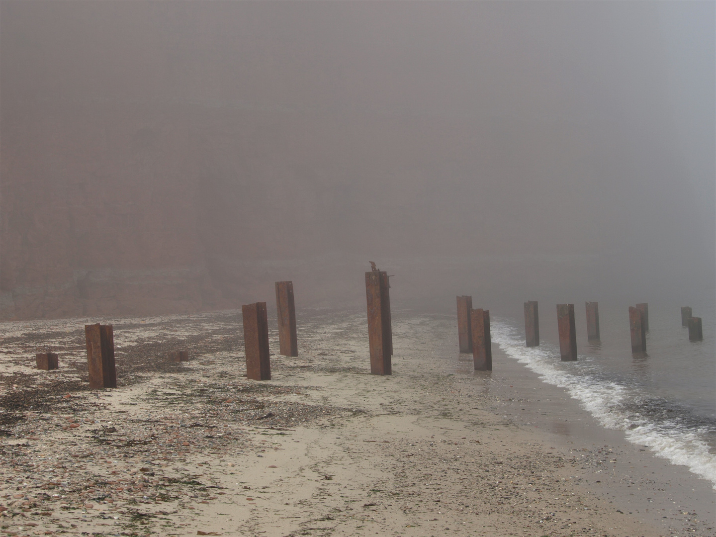 Stahl im Nebel am Strand