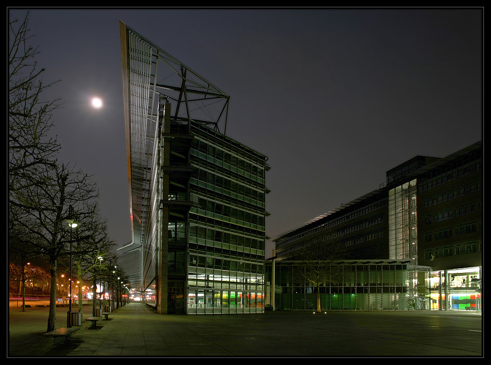 Stahl und Glas mit Mond