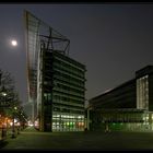 Stahl und Glas mit Mond