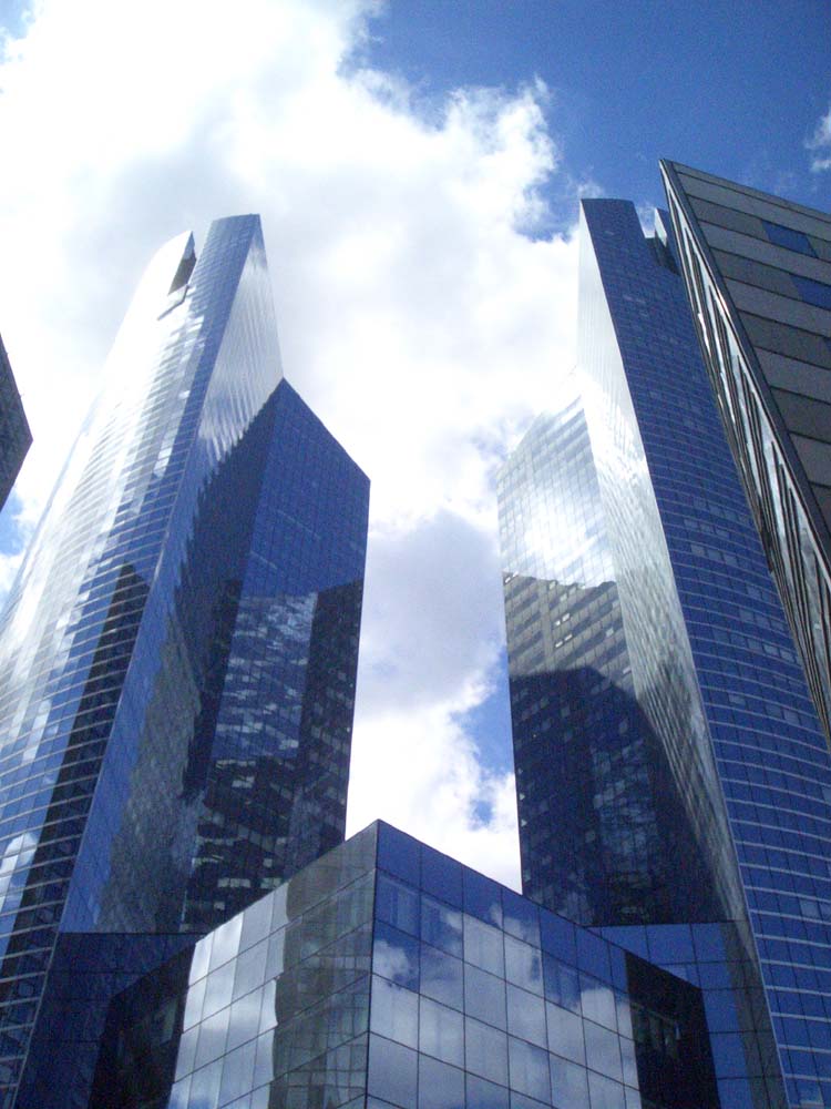 Stahl und Glas mit stahlblauem Himmel