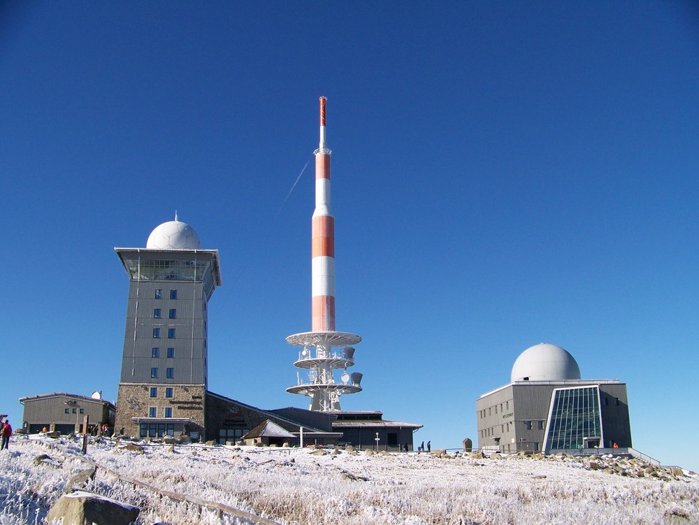 Stahlblauer Himmel auf dem Brocken im Oktober