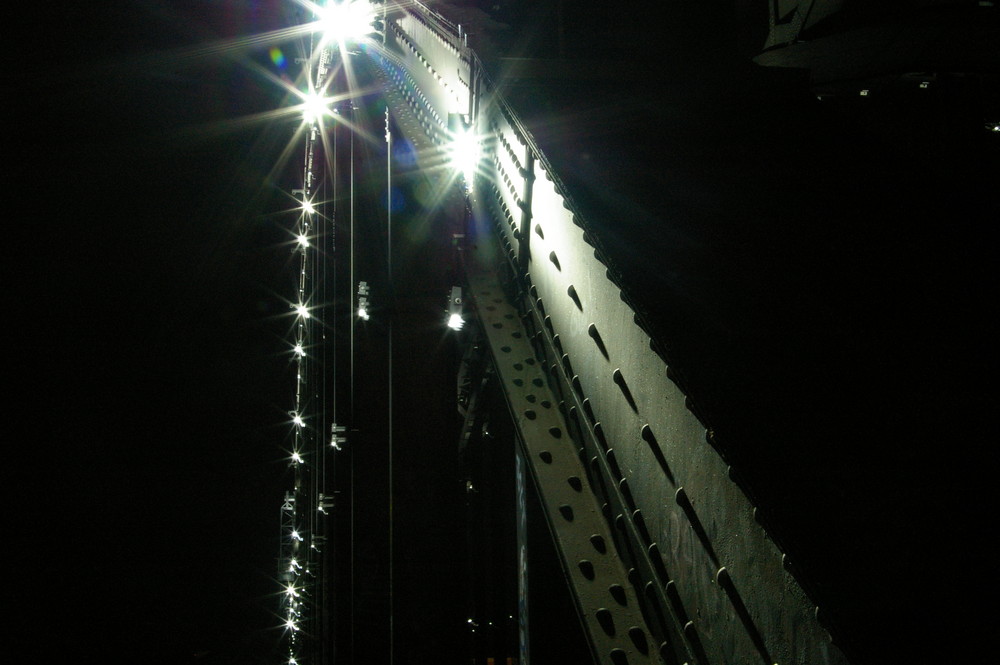 Stahlbrücke bei Nacht