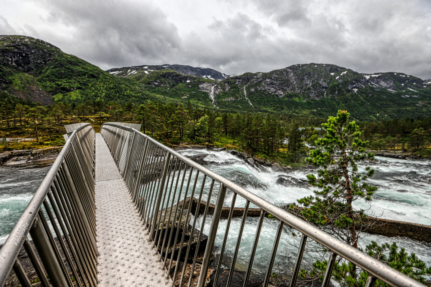 Stahlbrücke über den Likholefossen-Wasserfall