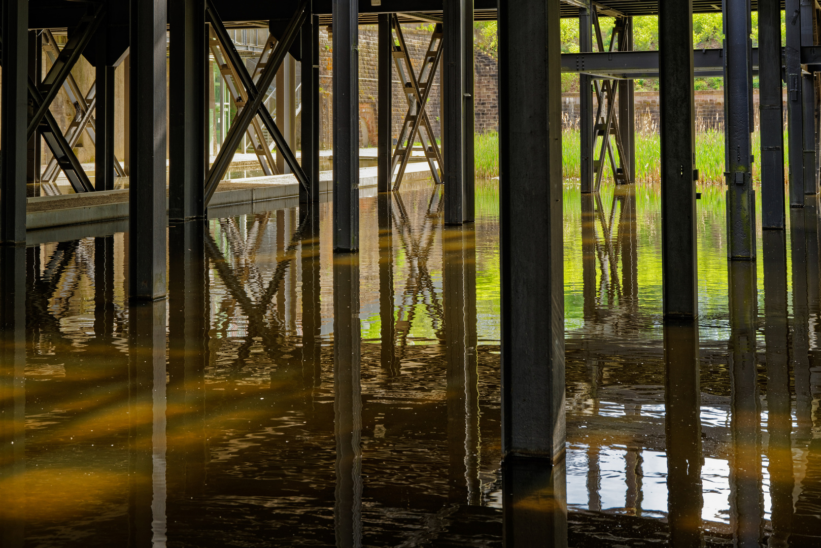 Stahlkoloß im Wasser