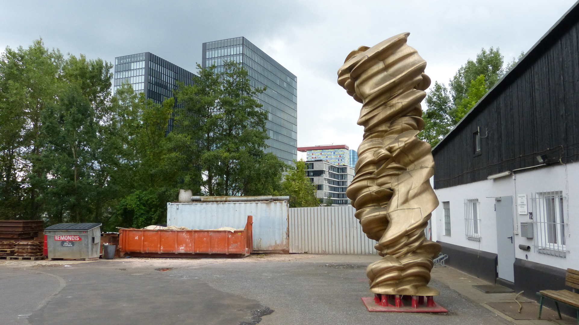 Stahlskulptur im Düsseldorfer Hafen