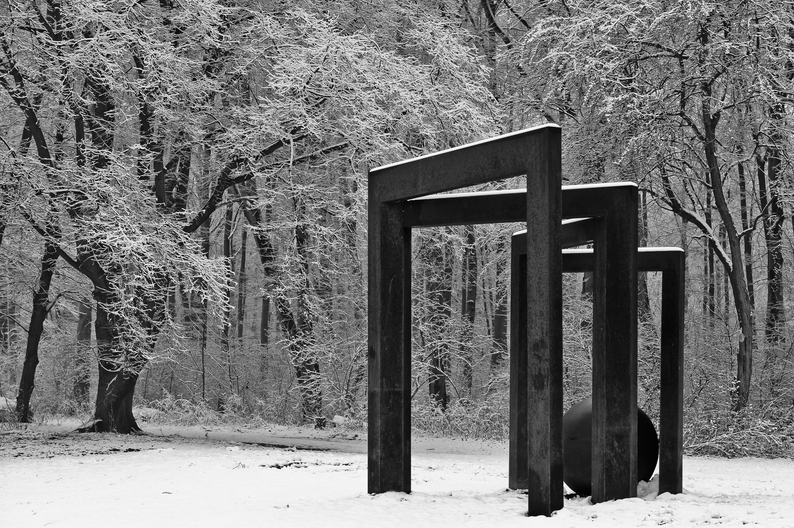 Stahlskulptur im Winterwald