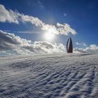 Stahlskulptur "Wortsegel" in der Winterlandschaft