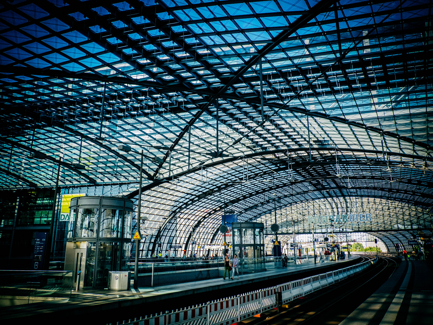 Stahlspinne über Berliner Hauptbahnhof