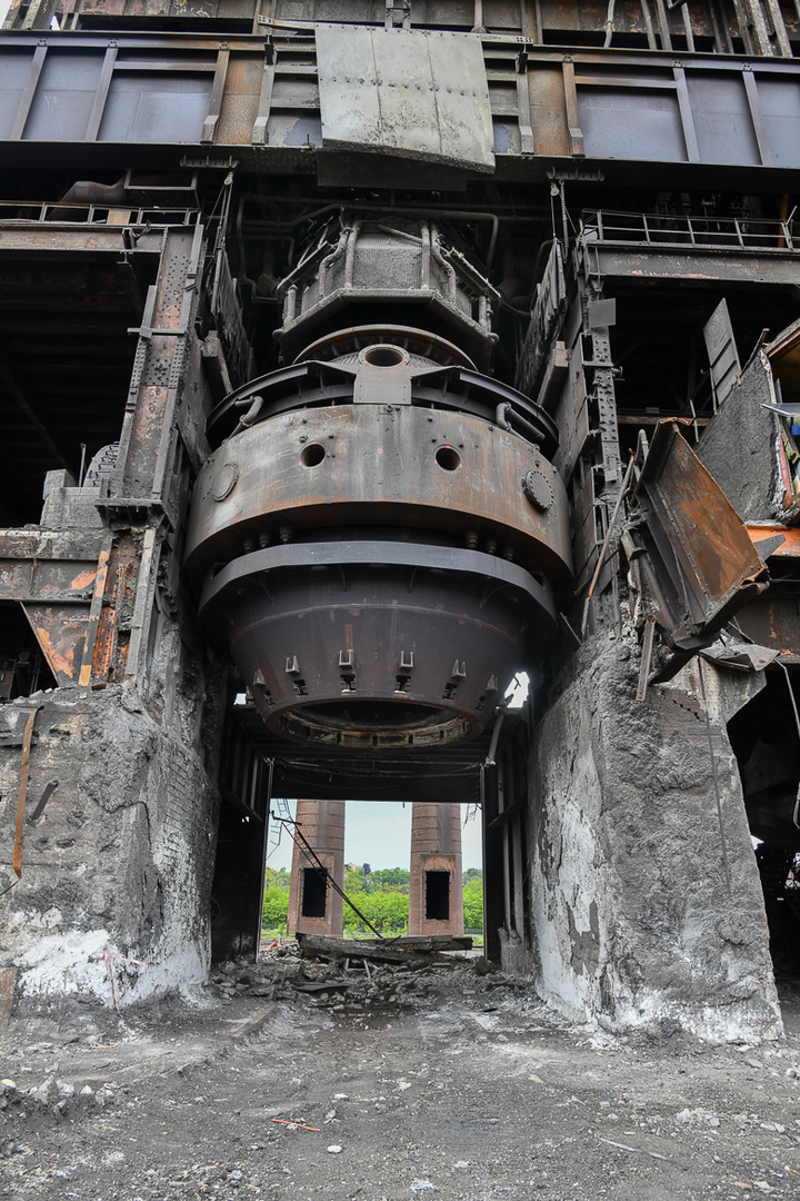 Stahlwerk im Abriss converter (B)