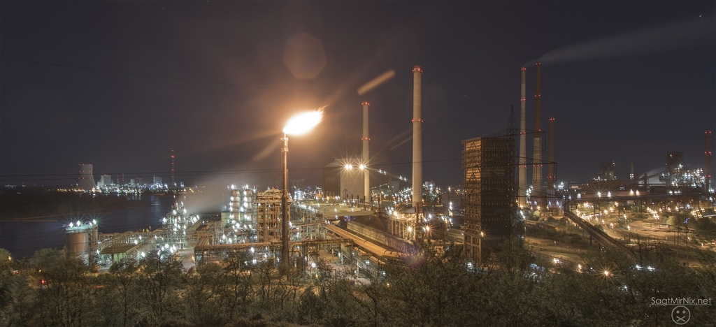 Stahlwerk im Ruhrgebiet im Feuerschein bei Nacht