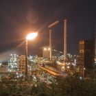 Stahlwerk im Ruhrgebiet im Feuerschein bei Nacht