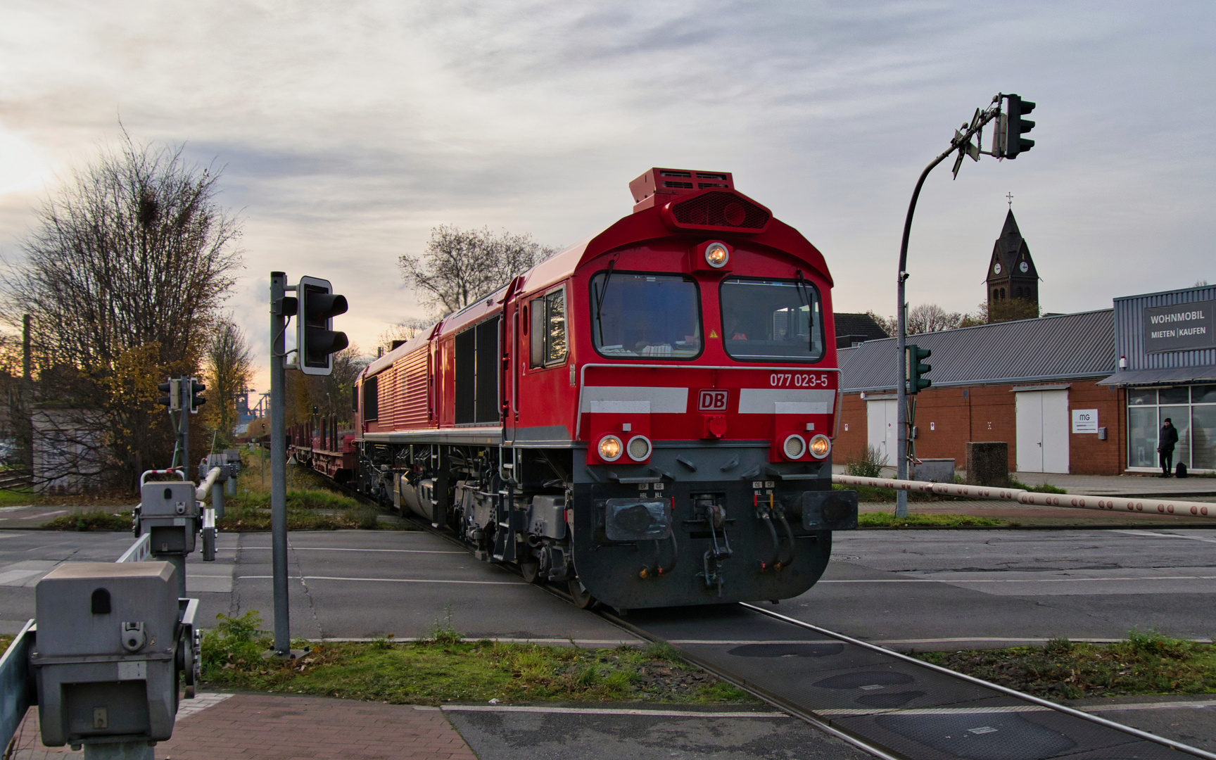 Stahlzug am BÜ Heiligenbaumstraße