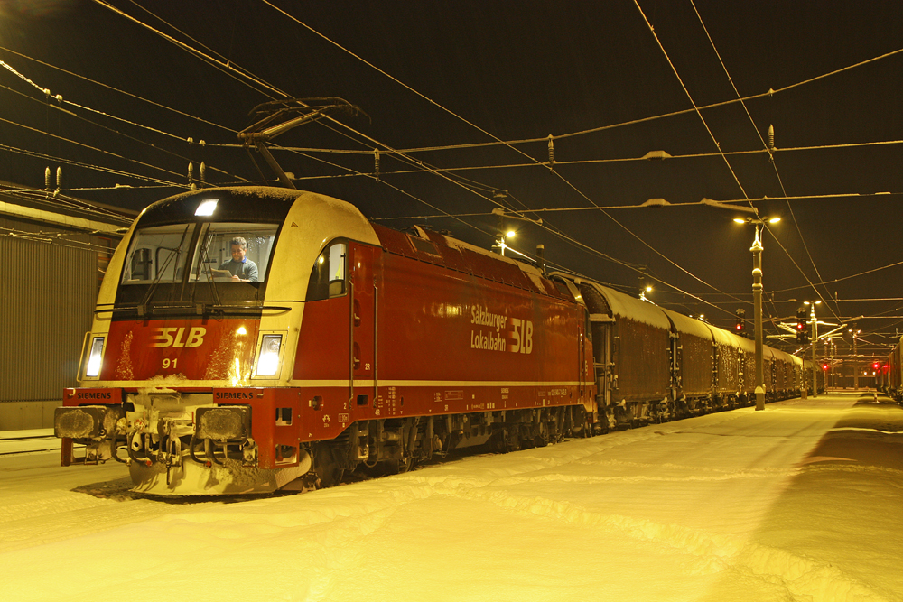 Stahlzug im Schnee.